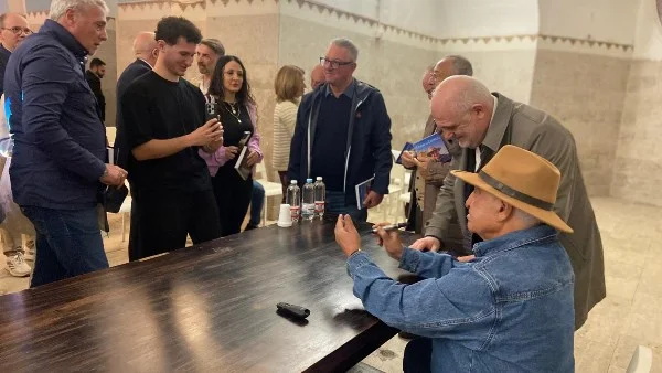 زاهي حواس يطلق جولة ثقافية في إيطاليا