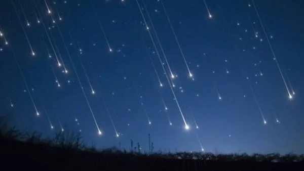 زخة شهب القيثاريات والقمري الهلالي تضيء السماء