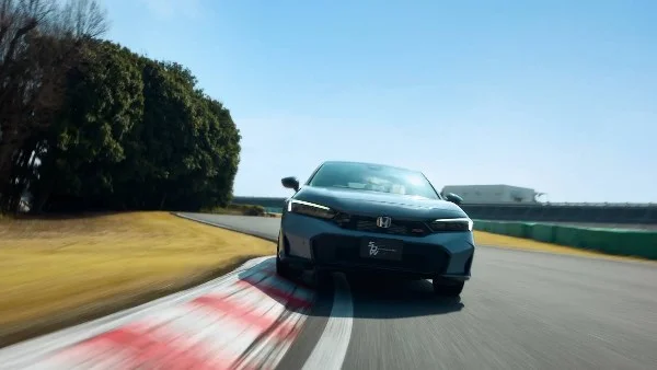 هوندا تضيف وضع القيادة اليدوية في سيفيك الهجينة