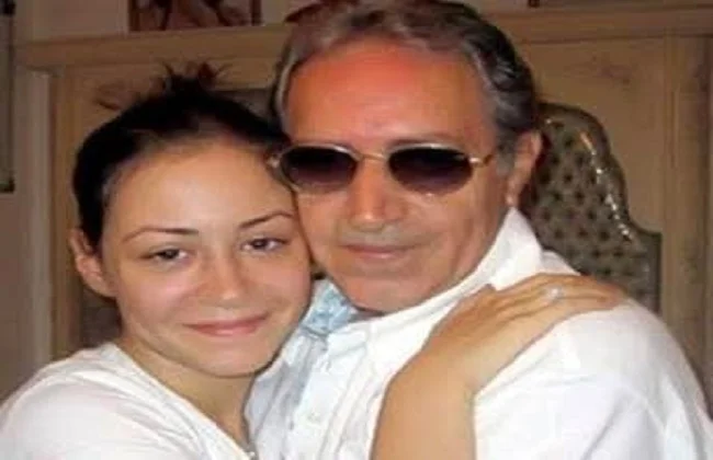 منة شلبي تشكر المعزين في وفاة والدها