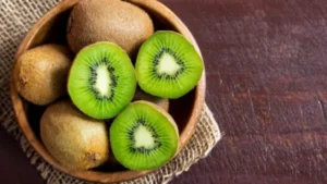 فوائد الكيوي الصحية والجمالية