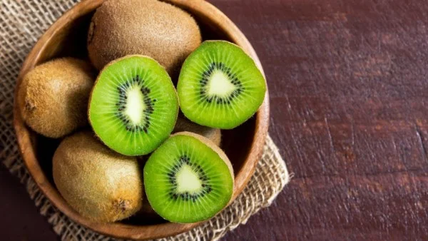 فوائد الكيوي الصحية والجمالية