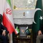 لقاء مثير بين وزير الخارجية الإيراني وقائد الجيش الباكستاني