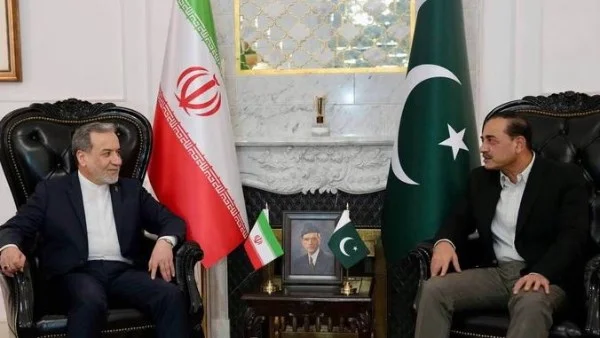 لقاء مثير بين وزير الخارجية الإيراني وقائد الجيش الباكستاني