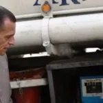 سيارات متنقلة لتعبئة السولار بأسوان