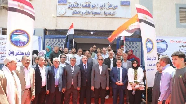 محافظ المنيا يتابع القافلة الطبية المجانية بأبا البلد