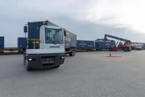 ميناء أكتوبر الجاف يعزز حركة التجارة في مصر