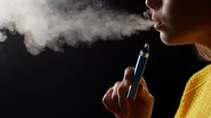 قانون بريطاني لجيل بلا تدخين وتحذيرات من السجائر الإلكترونية