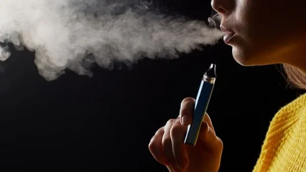 قانون بريطاني لجيل بلا تدخين وتحذيرات من السجائر الإلكترونية