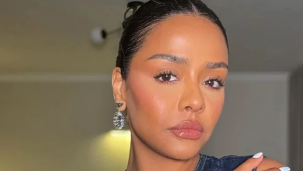 أسماء أبو اليزيد تثير الجدل بفوتوسيشن في أمريكا