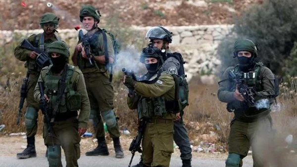 إصابة 6 فلسطينيين خلال اقتحام مركز اقتراع بالخليل