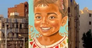 قصة حب وفن تزين شوارع أسوان بالجداريات