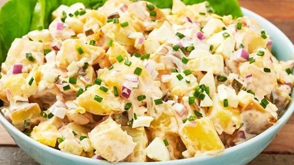 سلطة بطاطس بالدجاج والبافلو صوص بطريقة سهلة