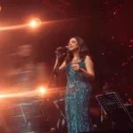 أنغام تتألق بفستان فيروزي في أبوظبي