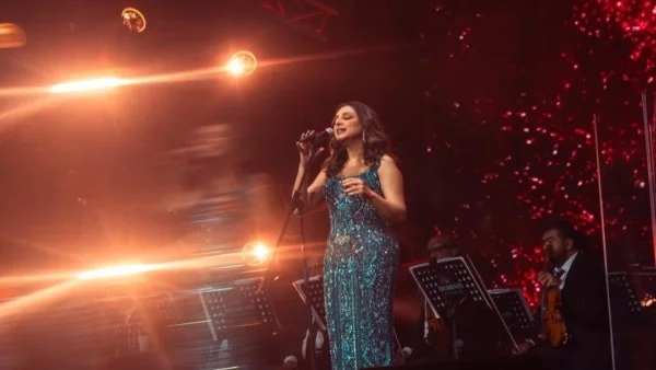 أنغام تتألق بفستان فيروزي في أبوظبي