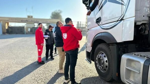 قافلة "زاد العزة" 182 تدخل غزة بالمساعدات الإنسانية