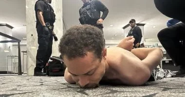 مطلق النار قرب ترامب كان مسلحًا بعدة أسلحة