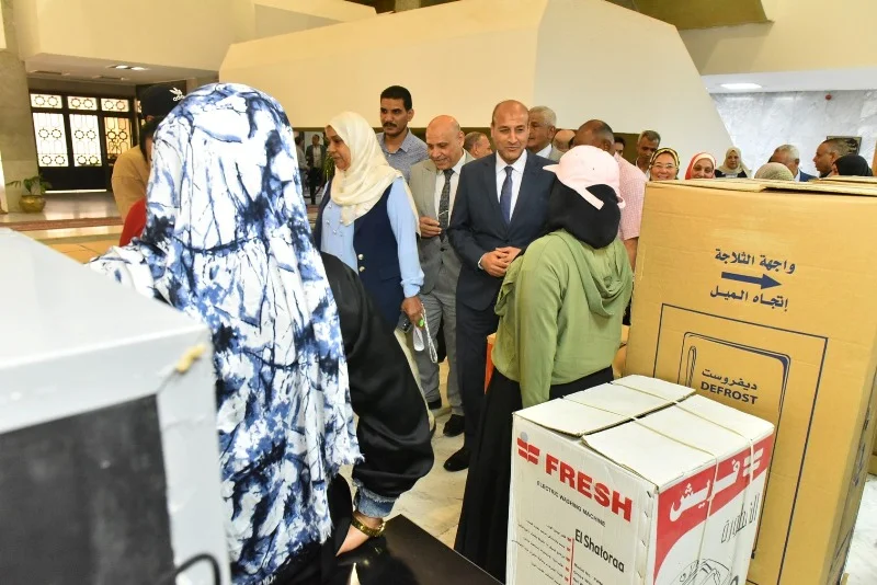تسليم 20 جهاز عروسة للفتيات الأكثر احتياجًا بأسيوط