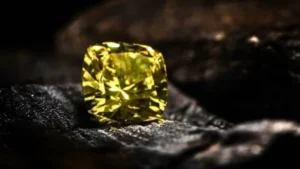 ماسة صفراء نادرة تُكتشف في شمال كندا