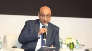 تدريس البرمجة وتسليم التابلت لطلاب التعليم الفني