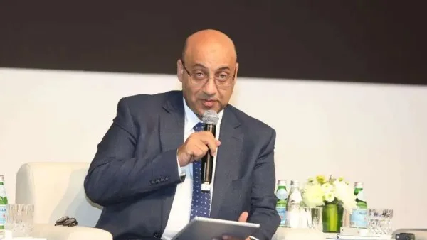 تدريس البرمجة وتسليم التابلت لطلاب التعليم الفني