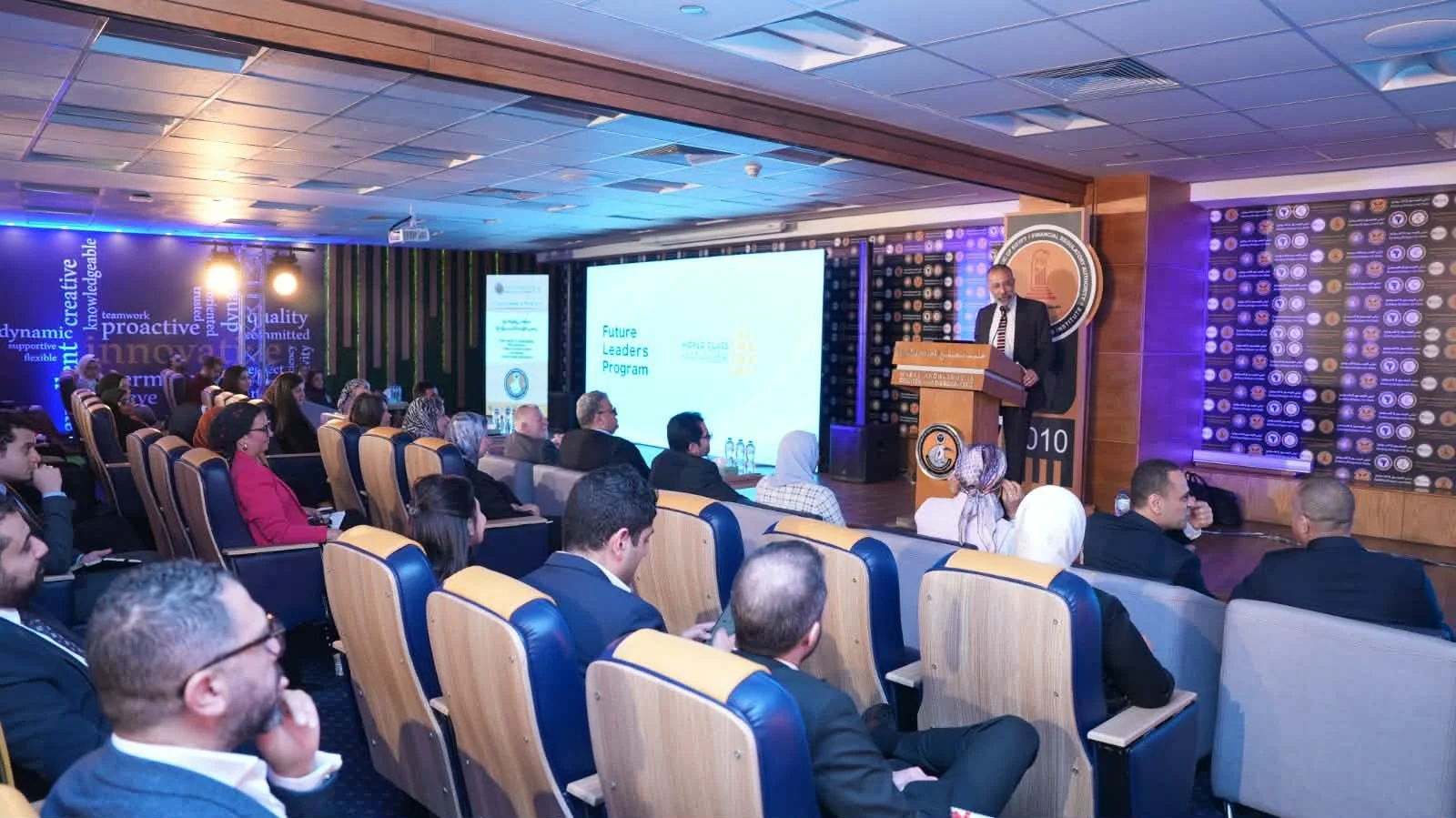 حلقة نقاشية لتعزيز الكفاءات القيادية بالقطاع المالي