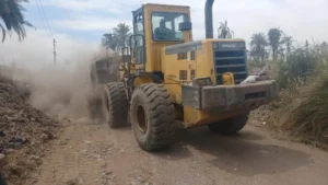 رفع 1200 طن مخلفات من طريق بني زيد- فزارة بالقوصية