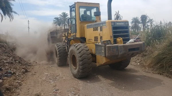 رفع 1200 طن مخلفات من طريق بني زيد- فزارة بالقوصية