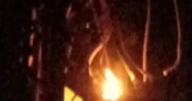 إصابة فني إثر انفجار محول كهرباء في قرية الحصص