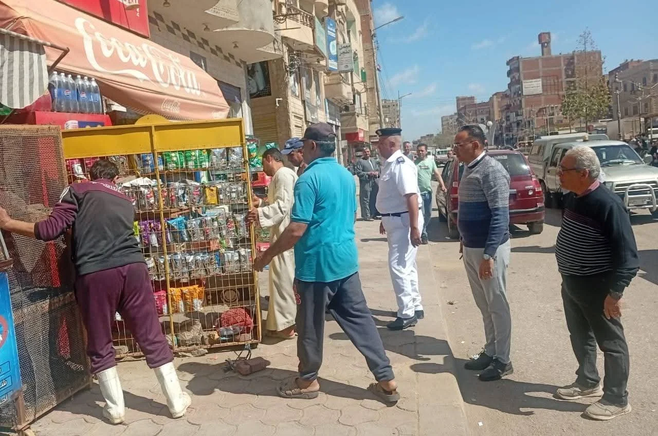 حملة مكثفة لتنظيم شوارع مدينة الشهداء بالمنوفية
