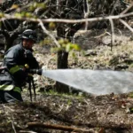 رجال الإطفاء اليابانيون يكافحون حرائق مدمرة