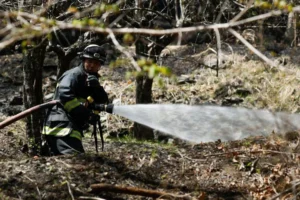 رجال الإطفاء اليابانيون يكافحون حرائق مدمرة