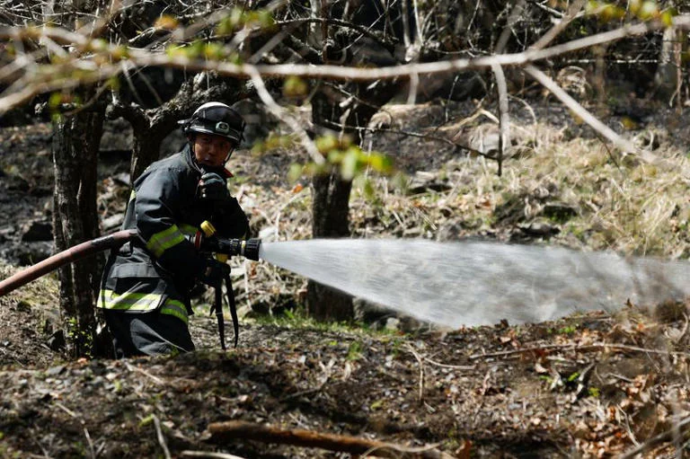 رجال الإطفاء اليابانيون يكافحون حرائق مدمرة