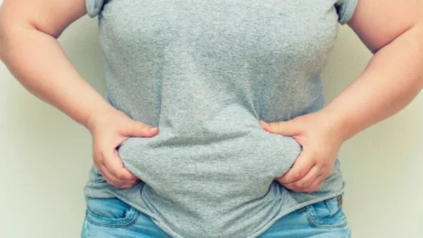دهون البطن لدى النساء: الأسباب الهرمونية وطرق العلاج