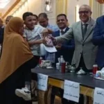 محافظ الأقصر يعالج طفلاً من حفظة القرآن