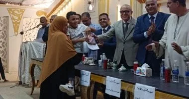 محافظ الأقصر يعالج طفلاً من حفظة القرآن