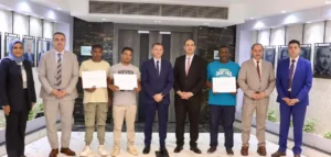 تسليم عقود لمتعافين من المخدرات في أسوان