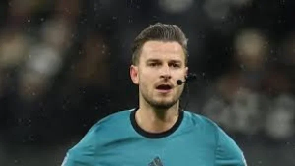 شلاجر حكماً لمباراة الأهلي وبيراميدز في الدوري المصري