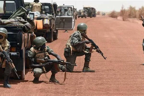 مقتل وزير الدفاع المالي وهجوم على منزله
