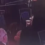 رجل يتناول طعامه بهدوء وسط فوضى إطلاق النار قرب ترامب