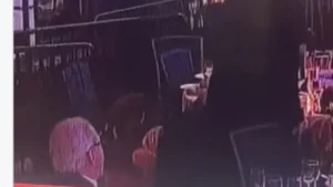 رجل يتناول طعامه بهدوء وسط فوضى إطلاق النار قرب ترامب