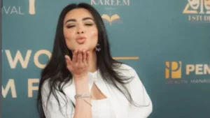 ميرهان حسين تتألق في فستان أبيض جذاب