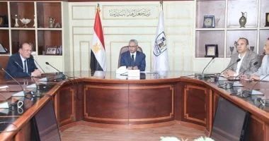 محافظ بني سويف يلتقي المزارعين لتعزيز توريد القمح