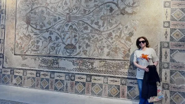 إلهام شاهين تستمتع برحلتها إلى الجزائر