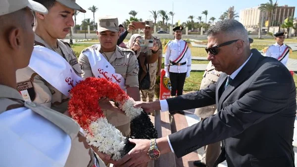 محافظ جنوب سيناء يضع إكليل الزهور على النصب التذكاري للجندي المجهول