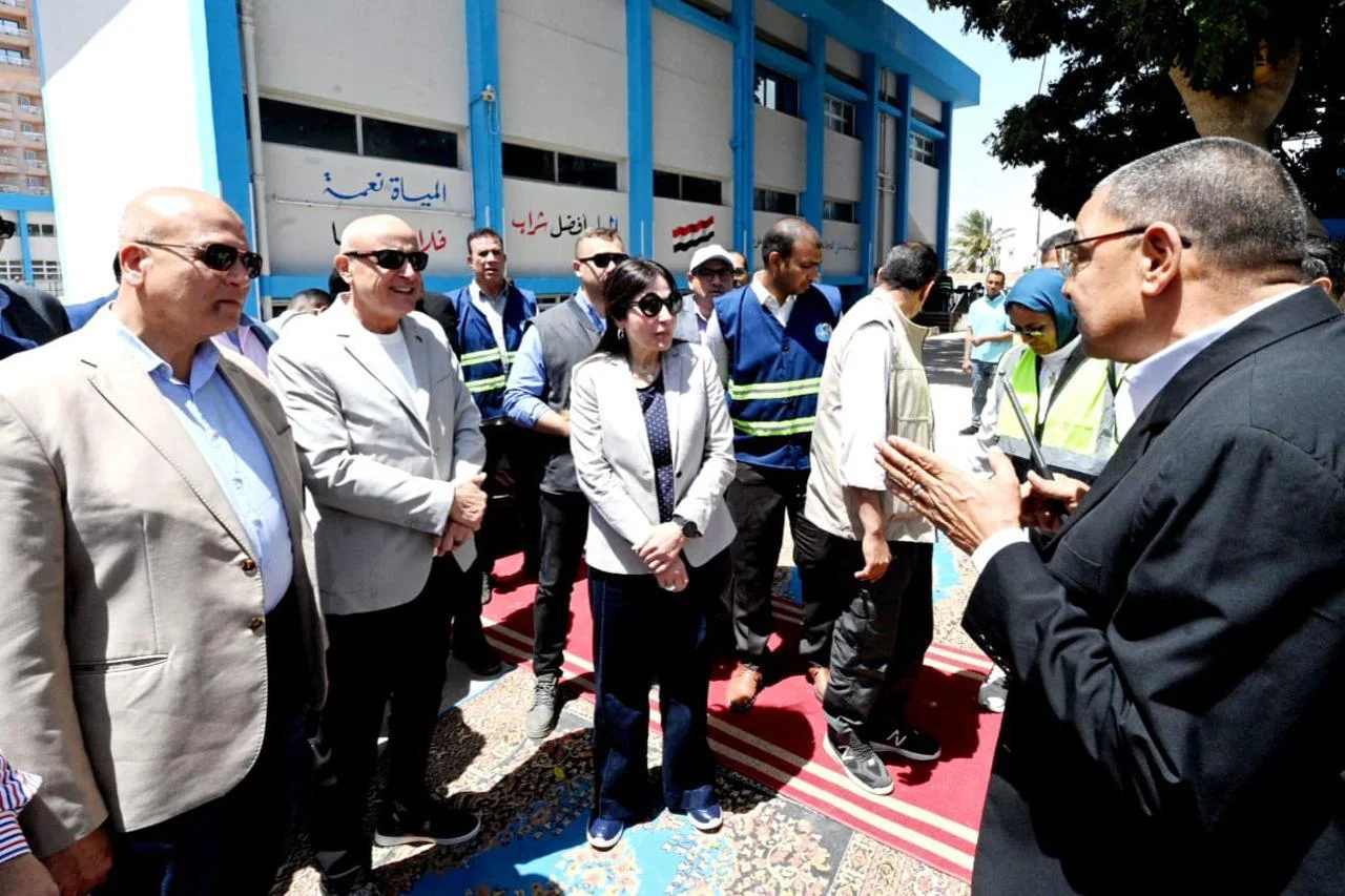 وزيرة الإسكان ومحافظ الأقصر يتفقدان محطة مياه الأقصر الغربية