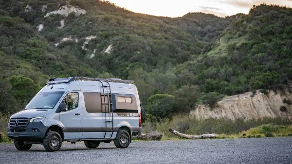 شاحنة مرسيدس تتحول إلى منزل متنقل بسعر 219 ألف دولار