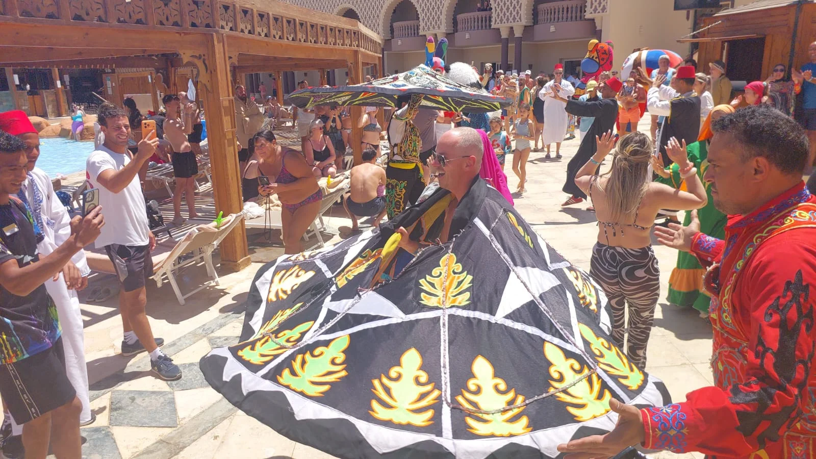 الكرنفال المصري يجذب السياح إلى شواطئ الغردقة