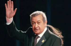 لماذا تخلى نور الشريف عن حلمه في كرة القدم؟