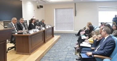 البيت والمدرسة: تكامل في بناء الطفل